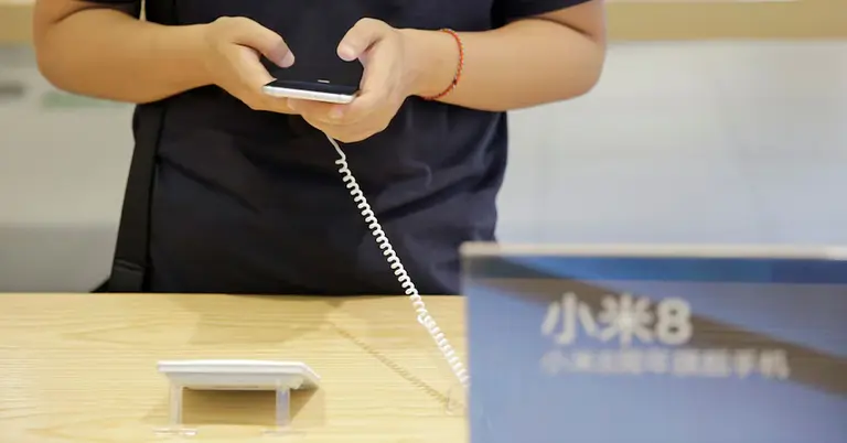 ক্রেতারা ফোন দেখছেন